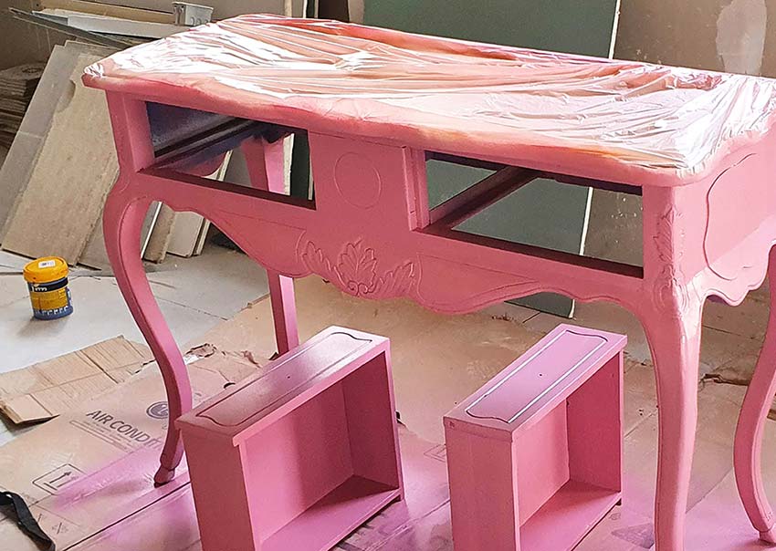 שידה בצביעה בצבע ורוד מסטיק